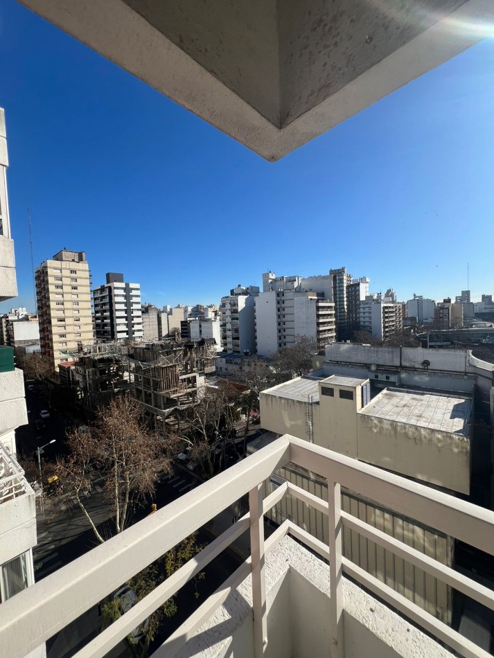 VENTA - SEMIPISO CON BALCON - COCHERA Y BAULERA - CENTRO