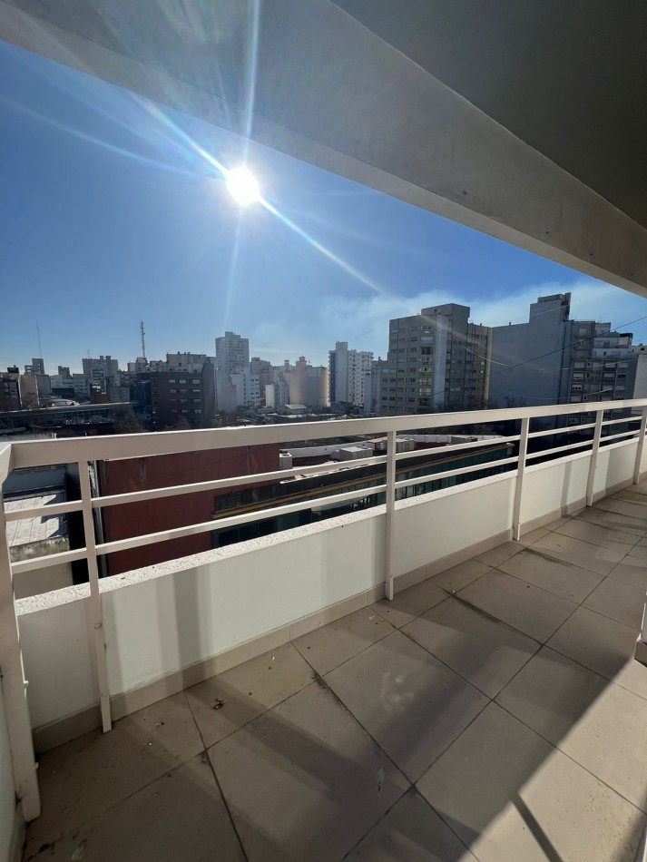 VENTA - SEMIPISO CON BALCON - COCHERA Y BAULERA - CENTRO