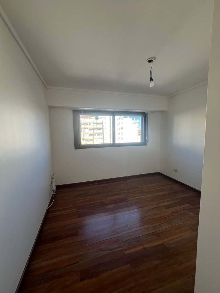 VENTA - SEMIPISO CON BALCON - COCHERA Y BAULERA - CENTRO