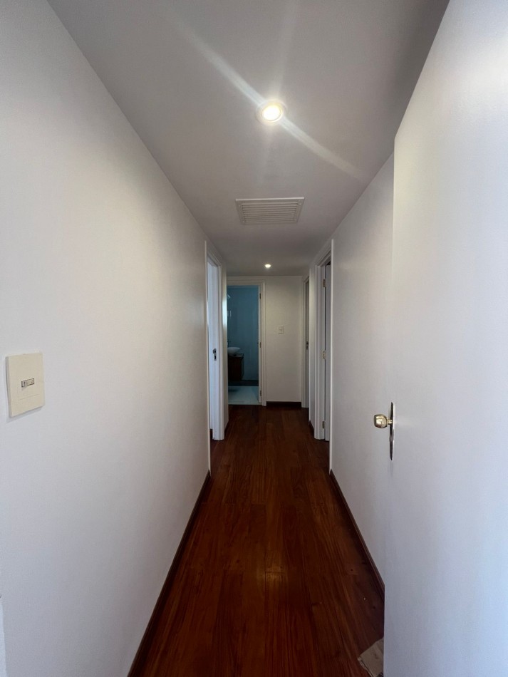 VENTA - SEMIPISO CON BALCON - COCHERA Y BAULERA - CENTRO