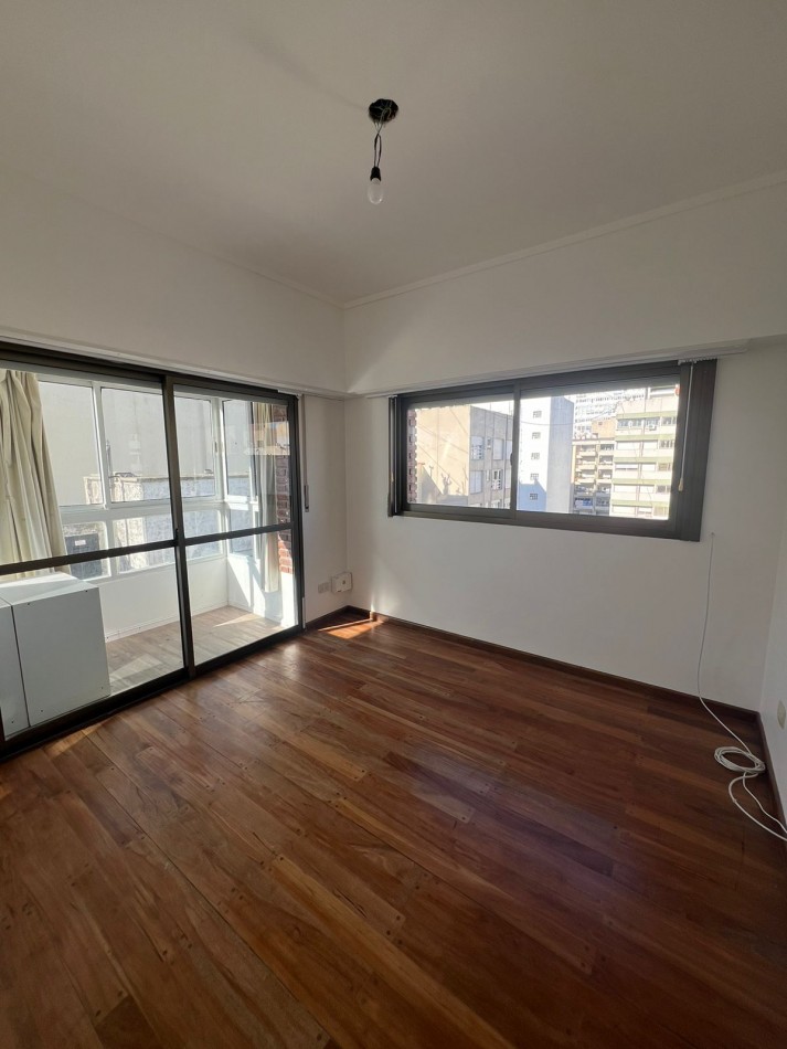 VENTA - SEMIPISO CON BALCON - COCHERA Y BAULERA - CENTRO