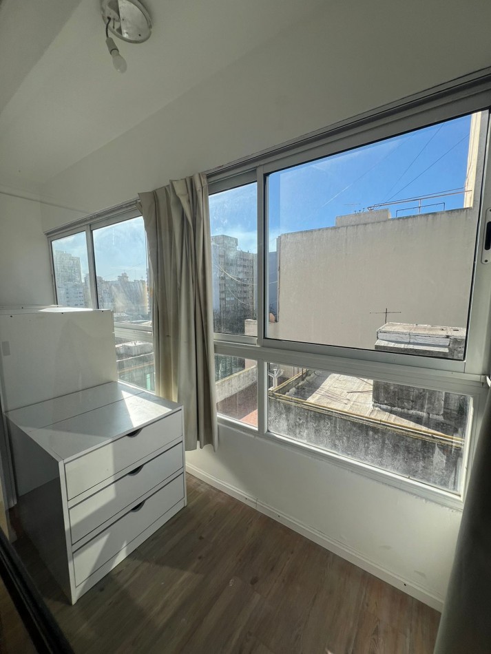 VENTA - SEMIPISO CON BALCON - COCHERA Y BAULERA - CENTRO