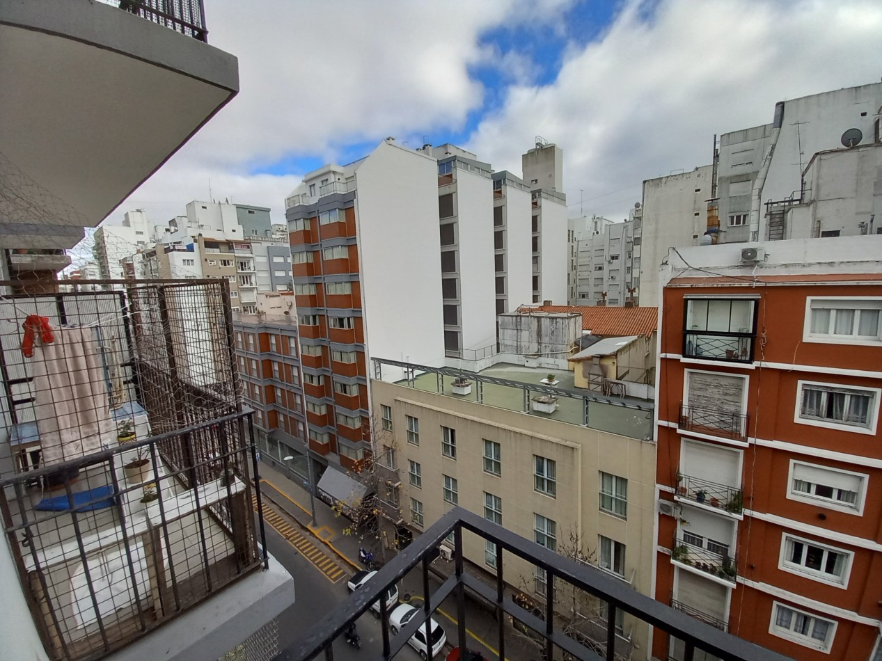 VENTA - DEPTO UN AMBIENTE - BALCON A LA CALLE - CENTRO