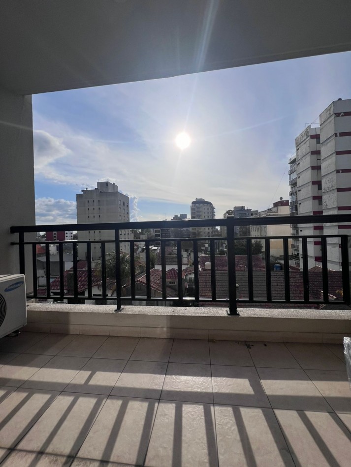 DEPARTAMENTO DE 2 AMB A LA CALLE CON COCHERA