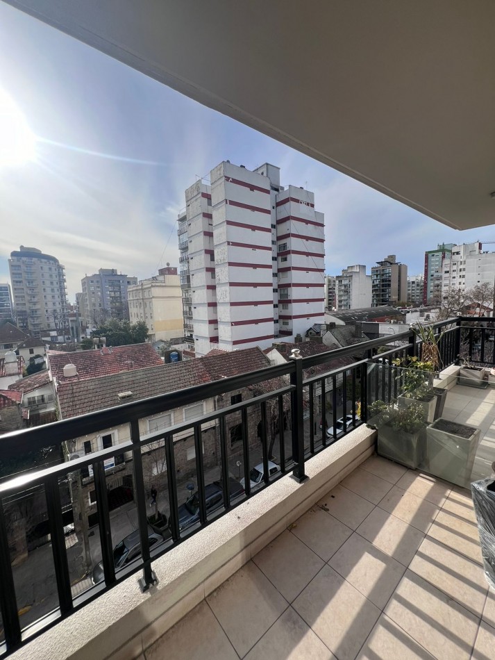 DEPARTAMENTO DE 2 AMB A LA CALLE CON COCHERA