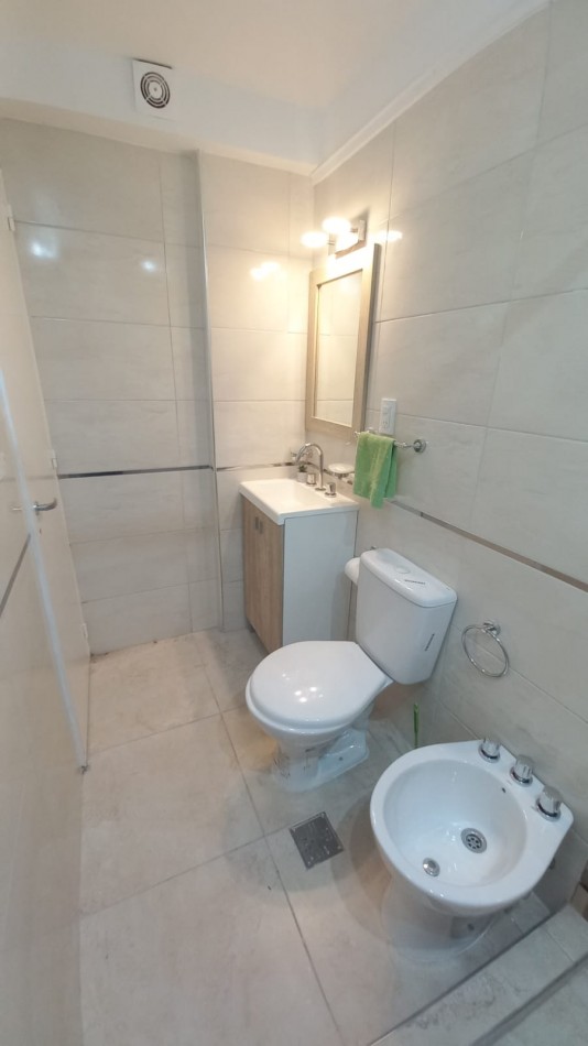 VENTA - DEPTO DOS AMBIENTES - RECICLADO - BALCON - CENTRO