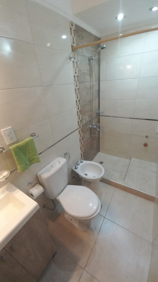 VENTA - DEPTO DOS AMBIENTES - RECICLADO - BALCON - CENTRO