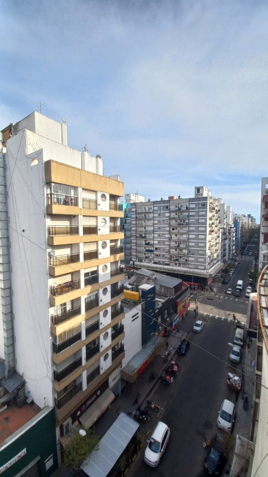 VENTA - DEPTO DOS AMBIENTES - RECICLADO - BALCON - CENTRO