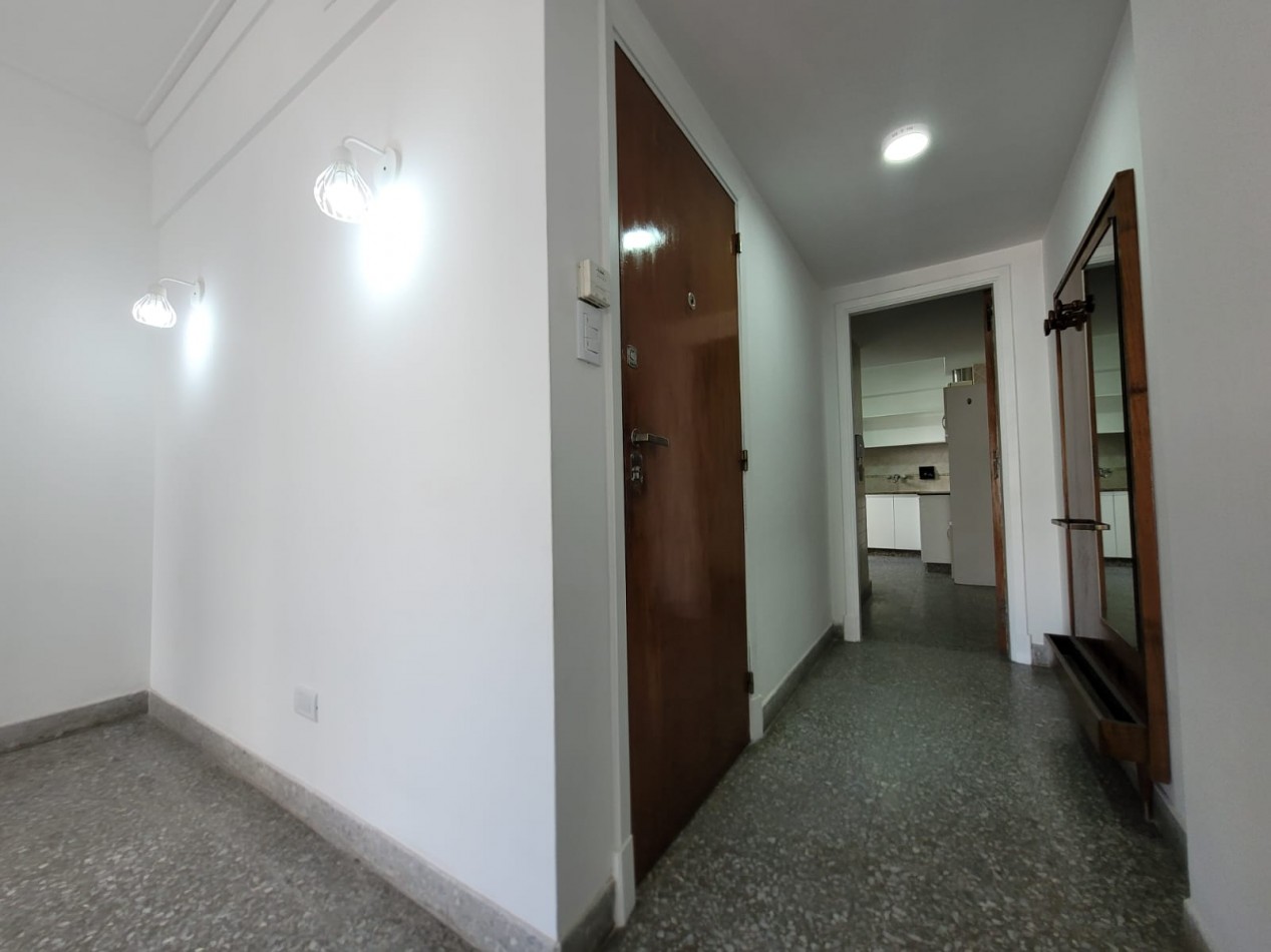 VENTA - PISO TRES AMBIENTES - BALCON - CENTRO