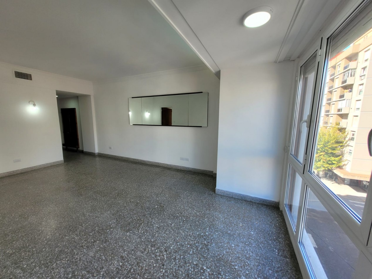 VENTA - PISO TRES AMBIENTES - BALCON - CENTRO