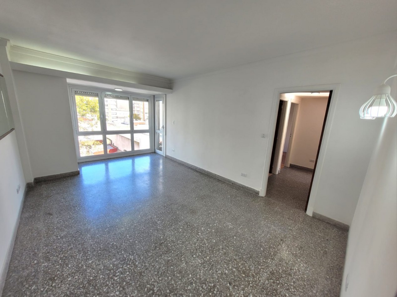 VENTA - PISO TRES AMBIENTES - BALCON - CENTRO