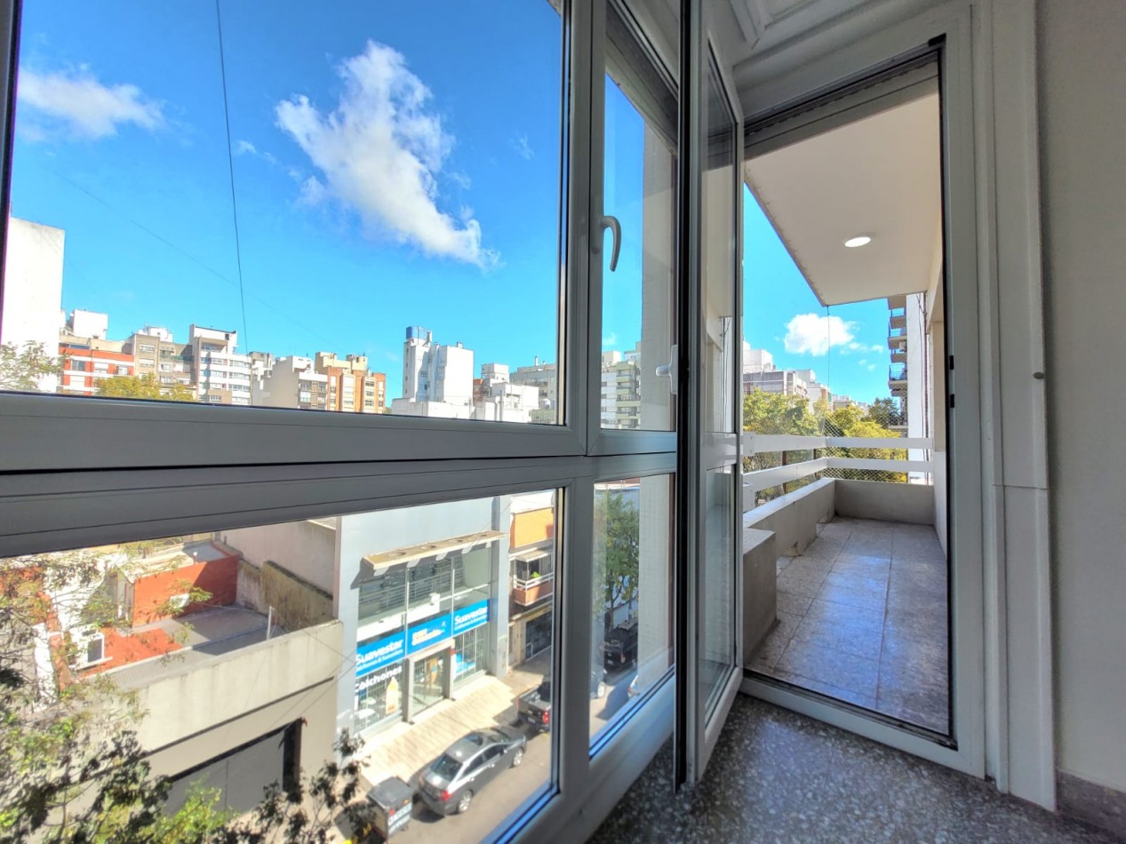 VENTA - PISO TRES AMBIENTES - BALCON - CENTRO