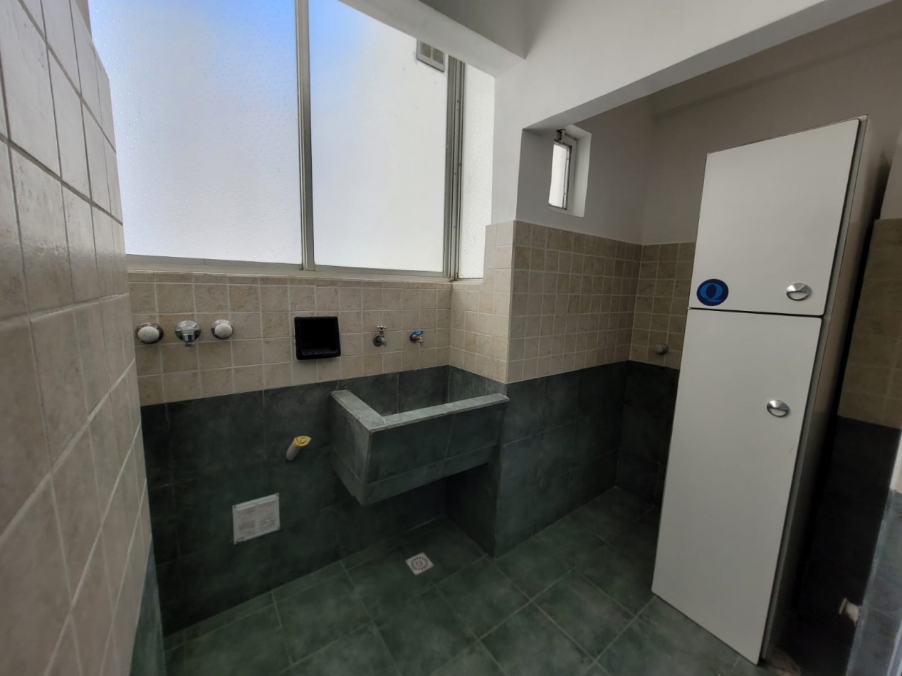 VENTA - PISO TRES AMBIENTES - BALCON - CENTRO