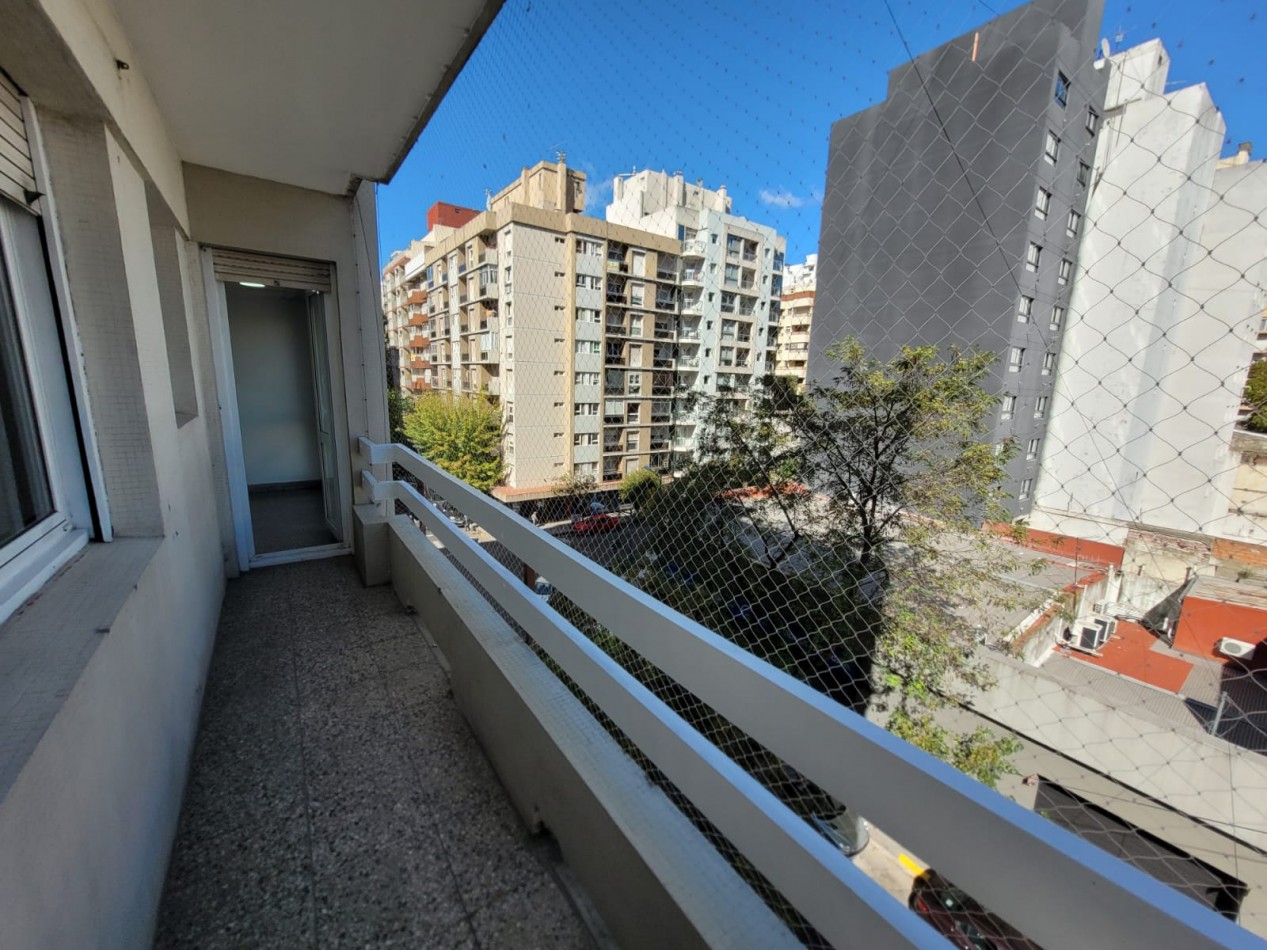 VENTA - PISO TRES AMBIENTES - BALCON - CENTRO