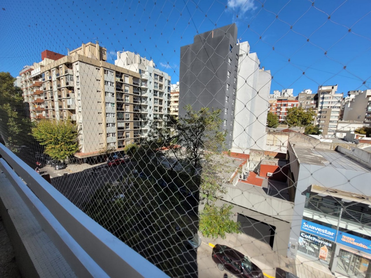 VENTA - PISO TRES AMBIENTES - BALCON - CENTRO