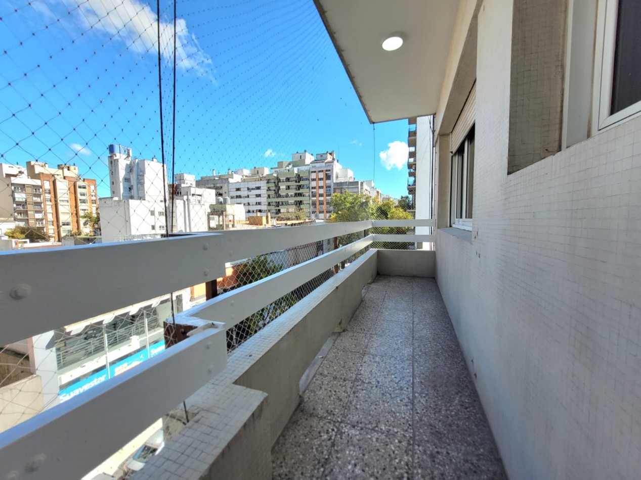 VENTA - PISO TRES AMBIENTES - BALCON - CENTRO