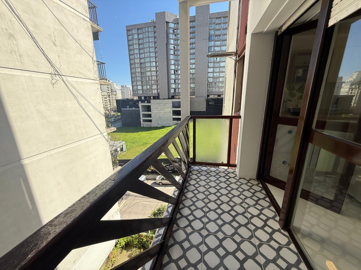 VENTA - DEPTO TRES AMBIENTES - DOS BALCONES - COCHERA 