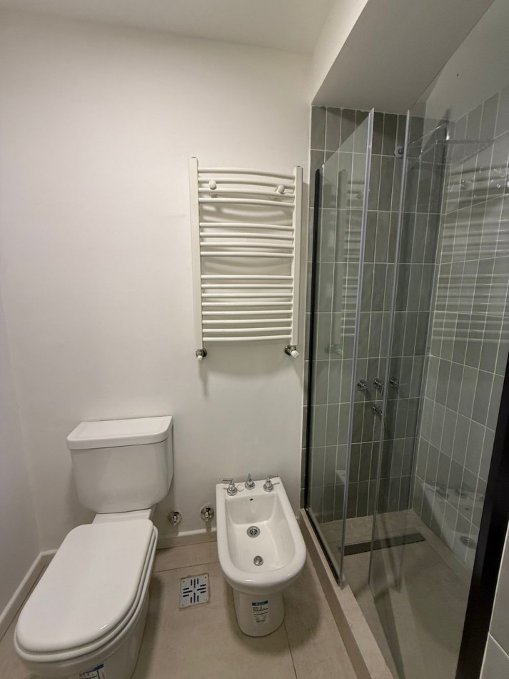 VENTA - DEPTO TRES AMBIENTES - FRENTE - BALCON