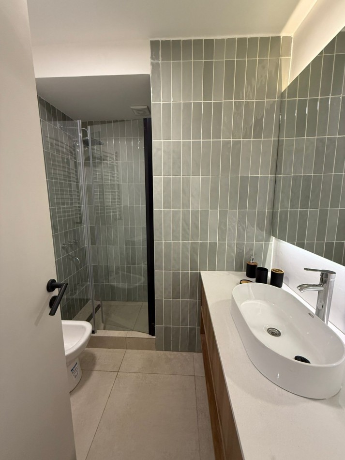 VENTA - DEPTO TRES AMBIENTES - FRENTE - BALCON