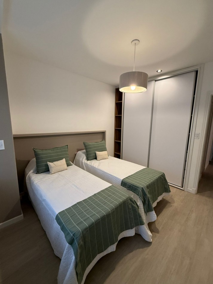 VENTA - DEPTO TRES AMBIENTES - FRENTE - BALCON