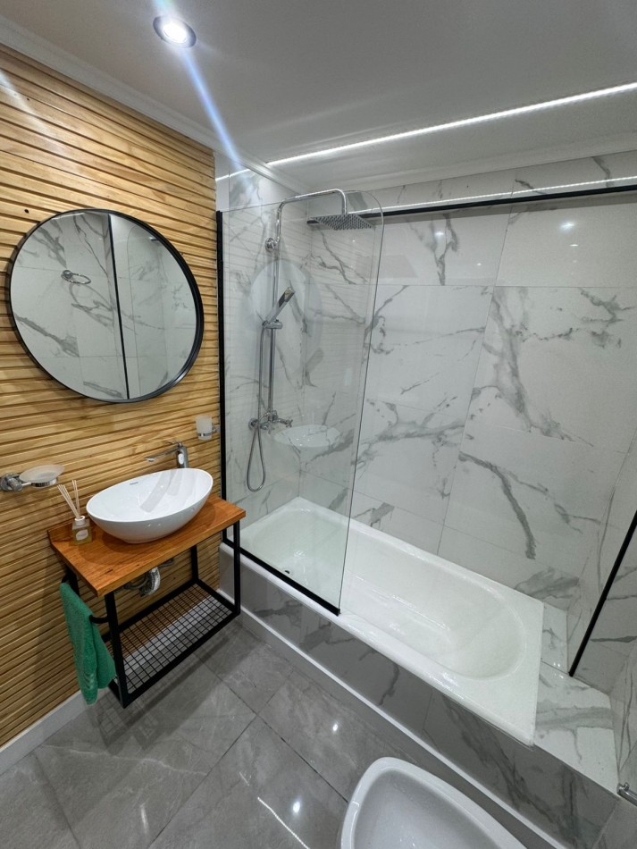 VENTA - DEPTO TRES AMBIENTES - FRENTE - BALCON