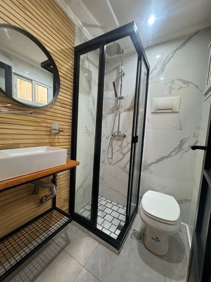 VENTA - DEPTO TRES AMBIENTES - FRENTE - BALCON