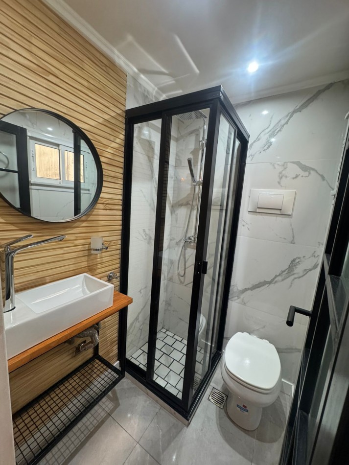VENTA - DEPTO TRES AMBIENTES - FRENTE - BALCON