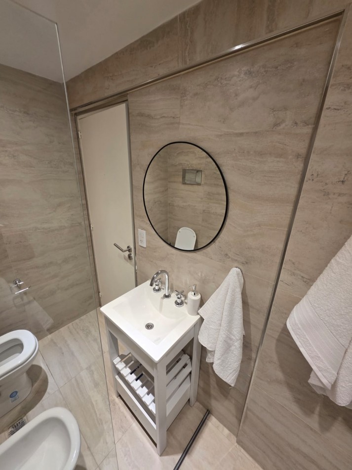 VENTA - AMBIENTE AMPLIO - LATERAL