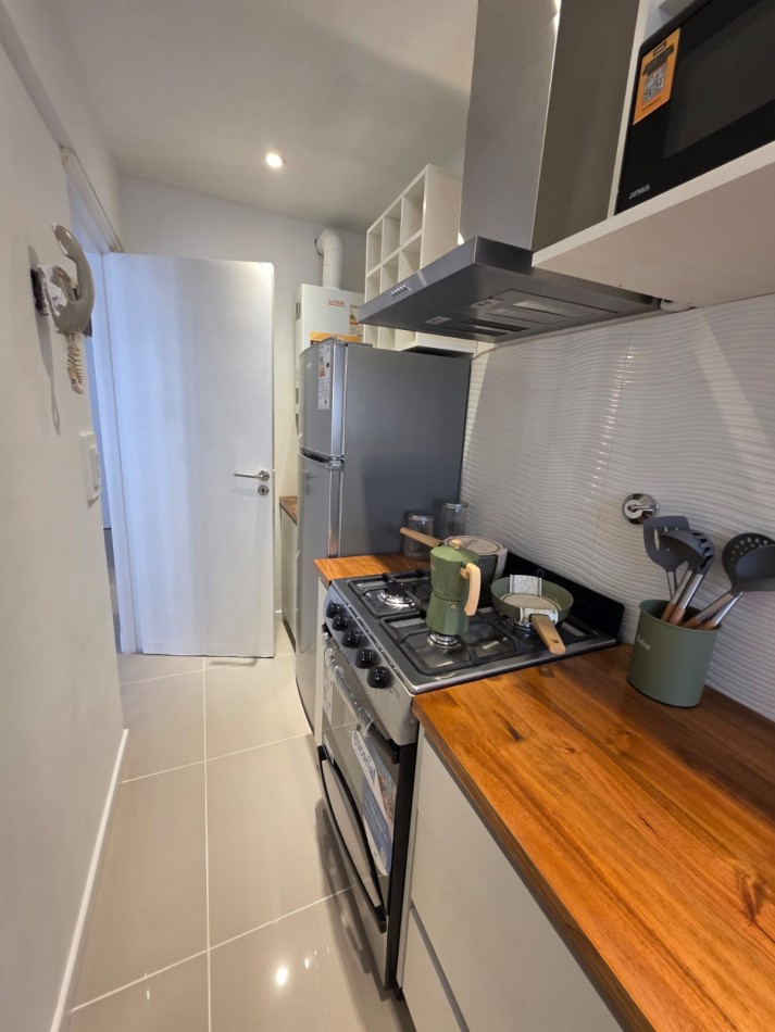 VENTA - AMBIENTE AMPLIO - LATERAL