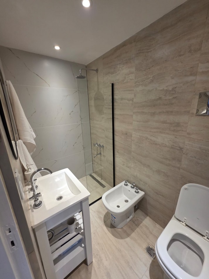 VENTA - AMBIENTE AMPLIO - LATERAL