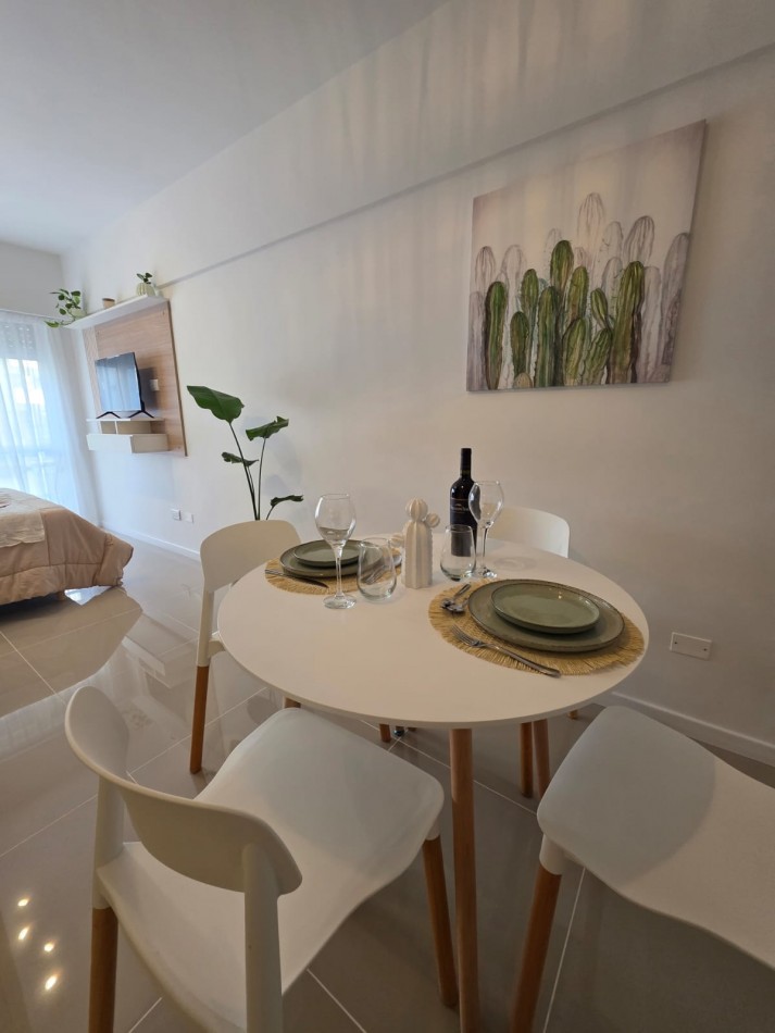 VENTA - AMBIENTE AMPLIO - LATERAL