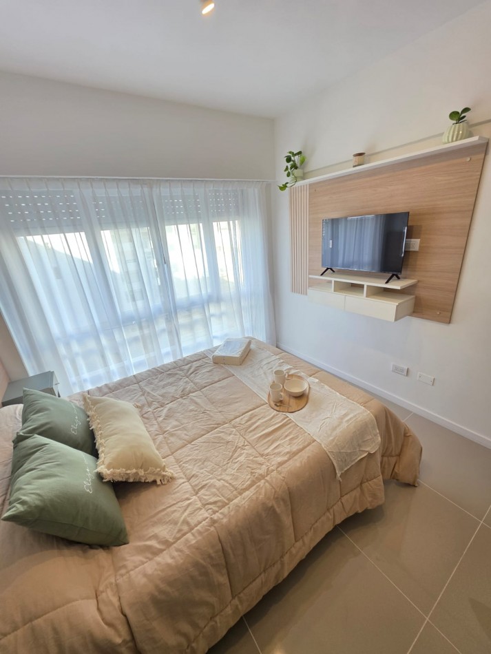 VENTA - AMBIENTE AMPLIO - LATERAL