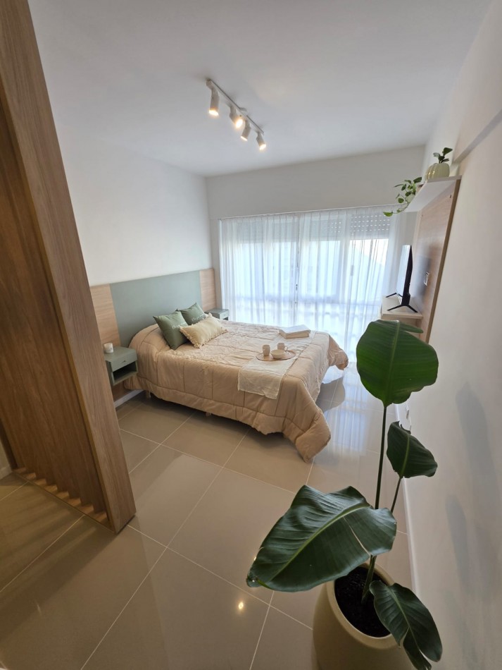 VENTA - AMBIENTE AMPLIO - LATERAL