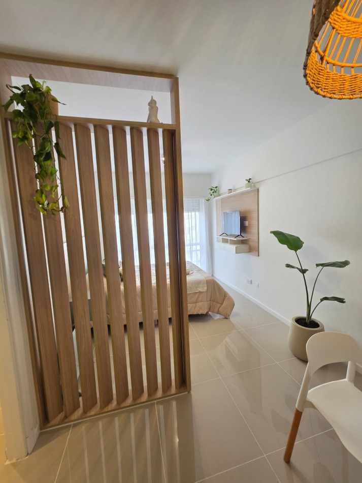 VENTA - AMBIENTE AMPLIO - LATERAL