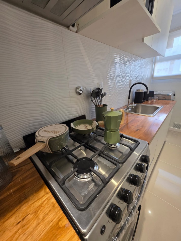 VENTA - AMBIENTE AMPLIO - LATERAL