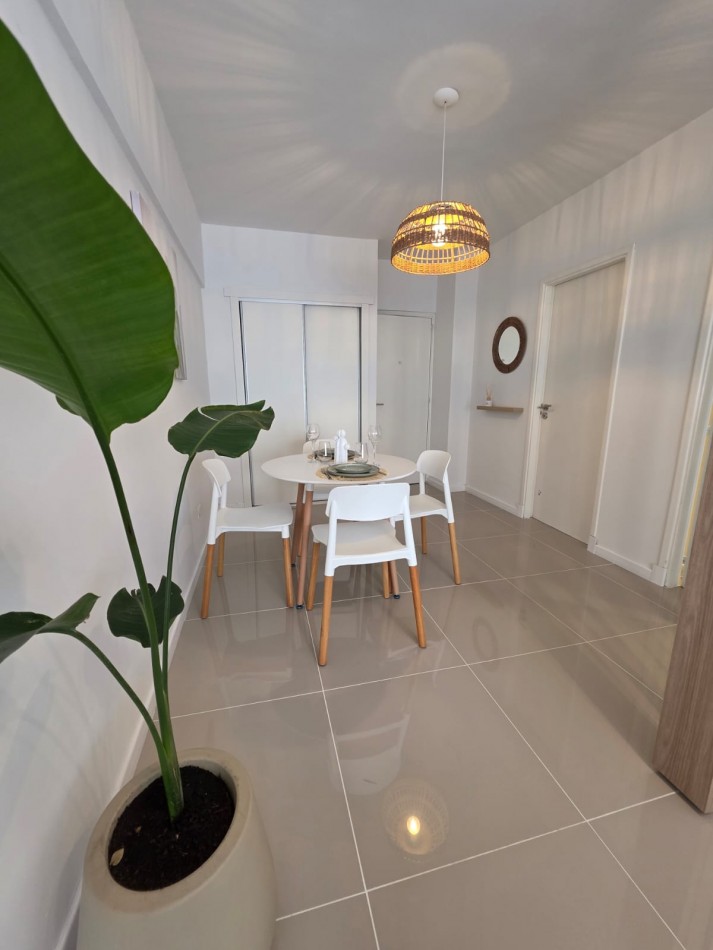 VENTA - AMBIENTE AMPLIO - LATERAL