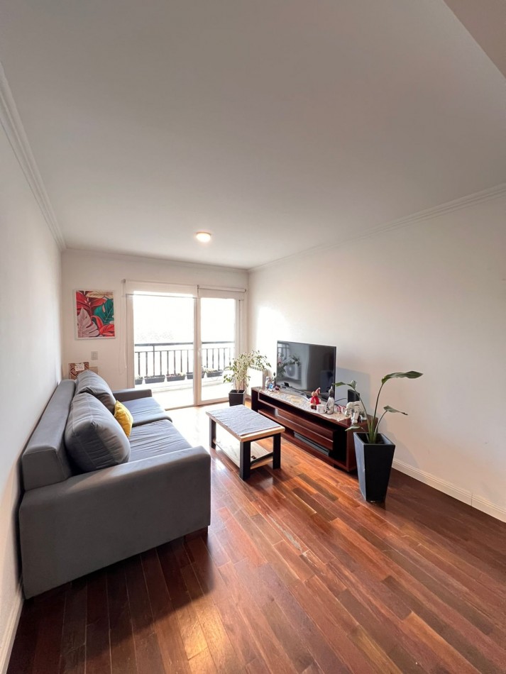 DEPARTAMENTO DE 2 AMB A LA CALLE CON COCHERA