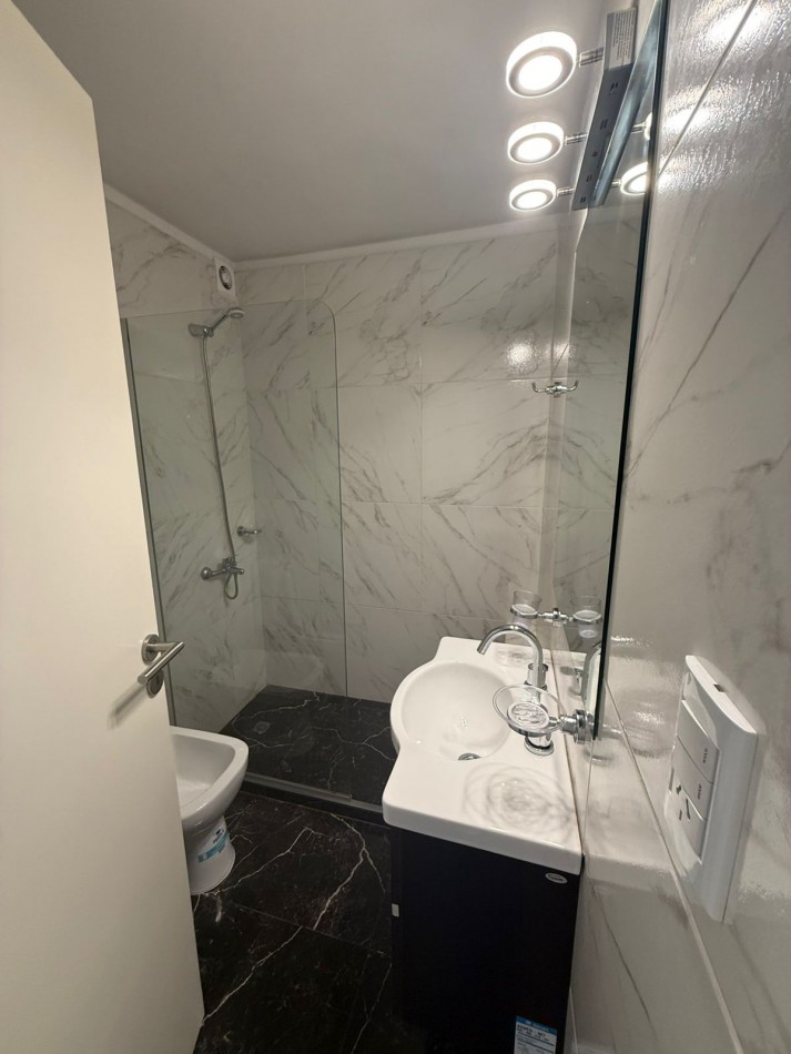 VENTA - DEPTO DOS AMBIENTES MAS DEPENDENCIA - FRENTE -BALCON