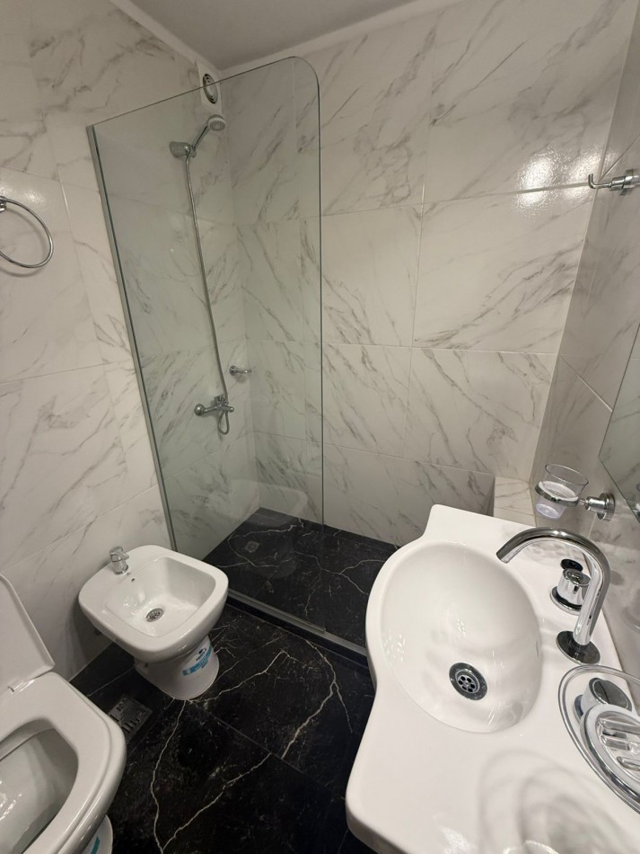 VENTA - DEPTO DOS AMBIENTES MAS DEPENDENCIA - FRENTE -BALCON