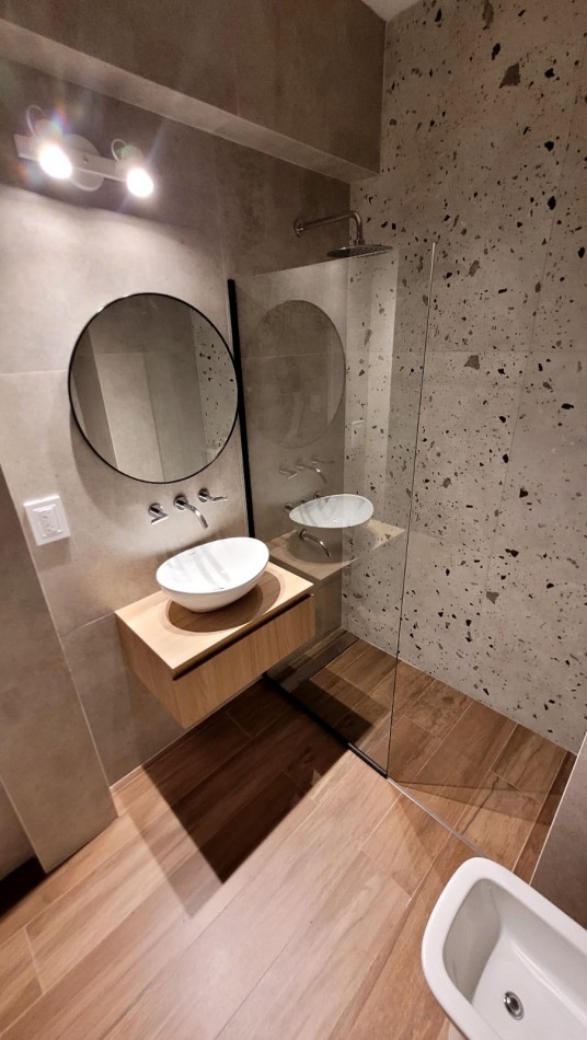 VENTA - DEPTO DOS AMBIENTES RECICLADO - ESPACIO DE COCHERA