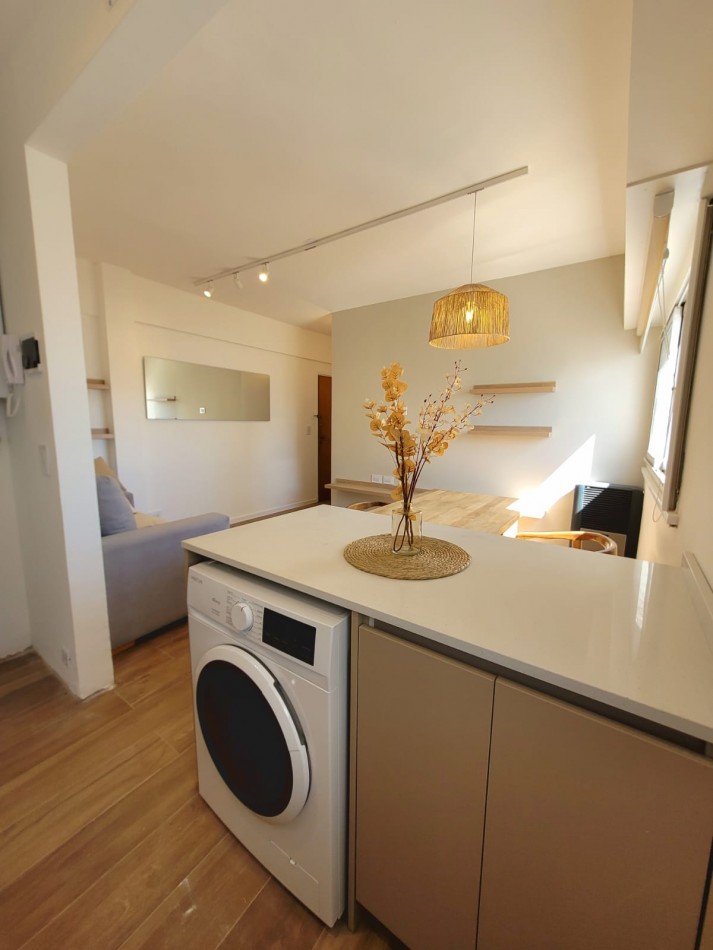 VENTA - DEPTO DOS AMBIENTES RECICLADO - ESPACIO DE COCHERA