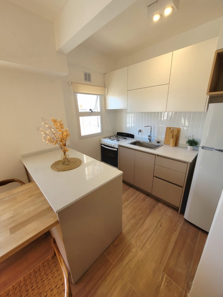 VENTA - DEPTO DOS AMBIENTES RECICLADO - ESPACIO DE COCHERA