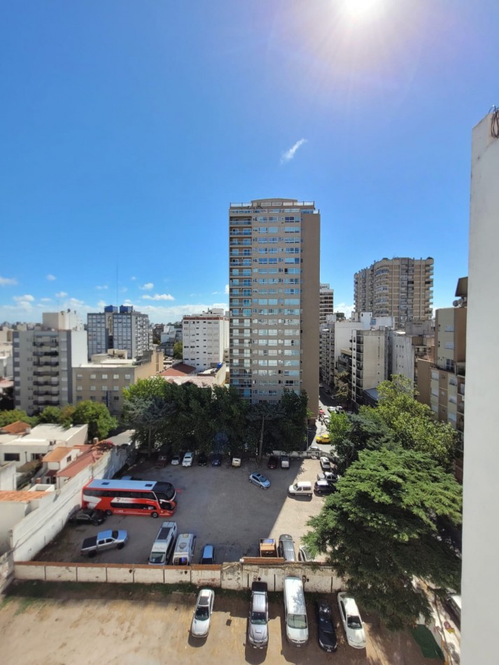 VENTA - DEPTO DOS AMBIENTES RECICLADO - ESPACIO DE COCHERA