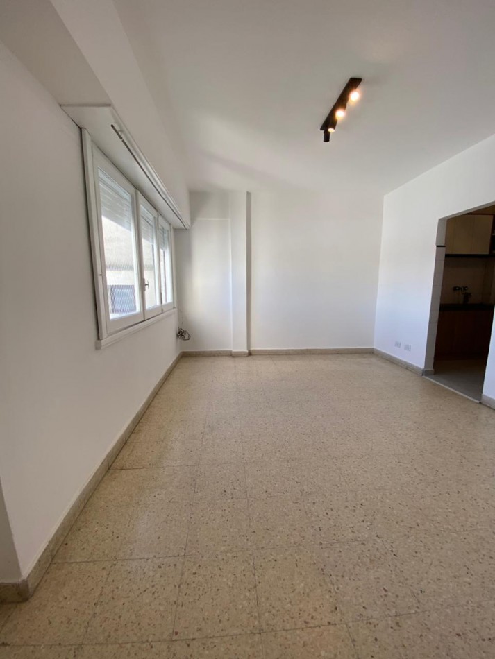 VENTA - DEPTO TRES AMBIENTES EN SEMIPISO - CONTRAFRENTE ABIERTO