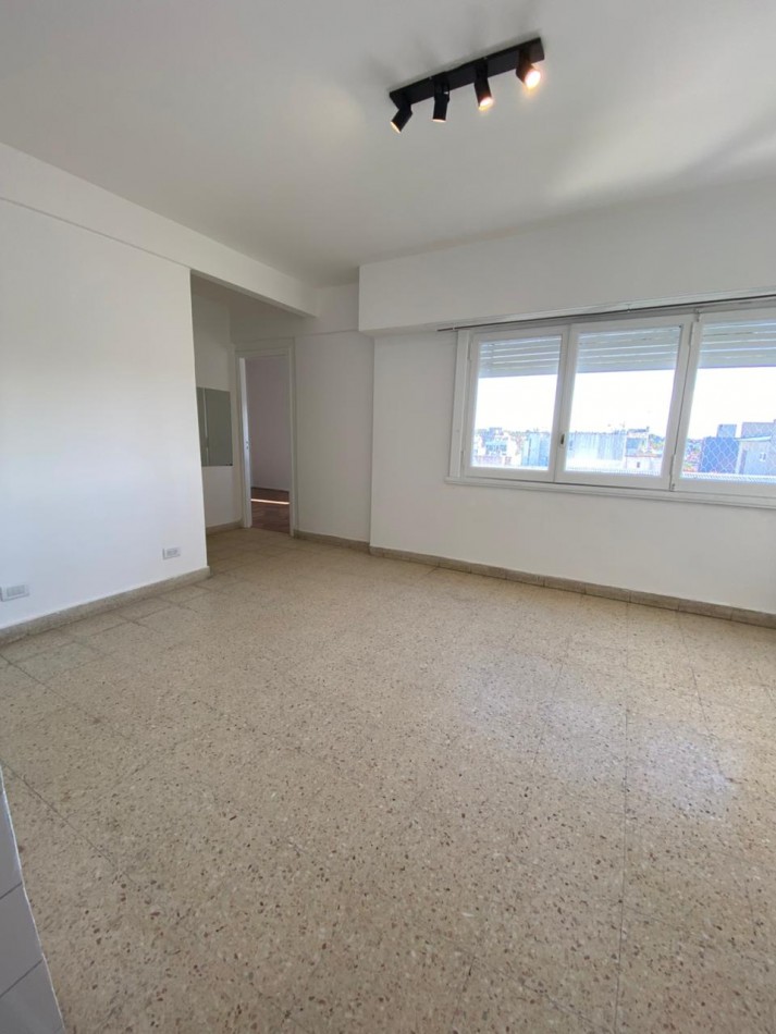 VENTA - DEPTO TRES AMBIENTES EN SEMIPISO - CONTRAFRENTE ABIERTO