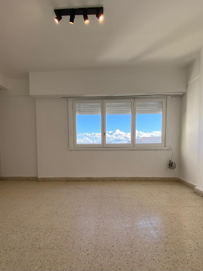 VENTA - DEPTO TRES AMBIENTES EN SEMIPISO - CONTRAFRENTE ABIERTO