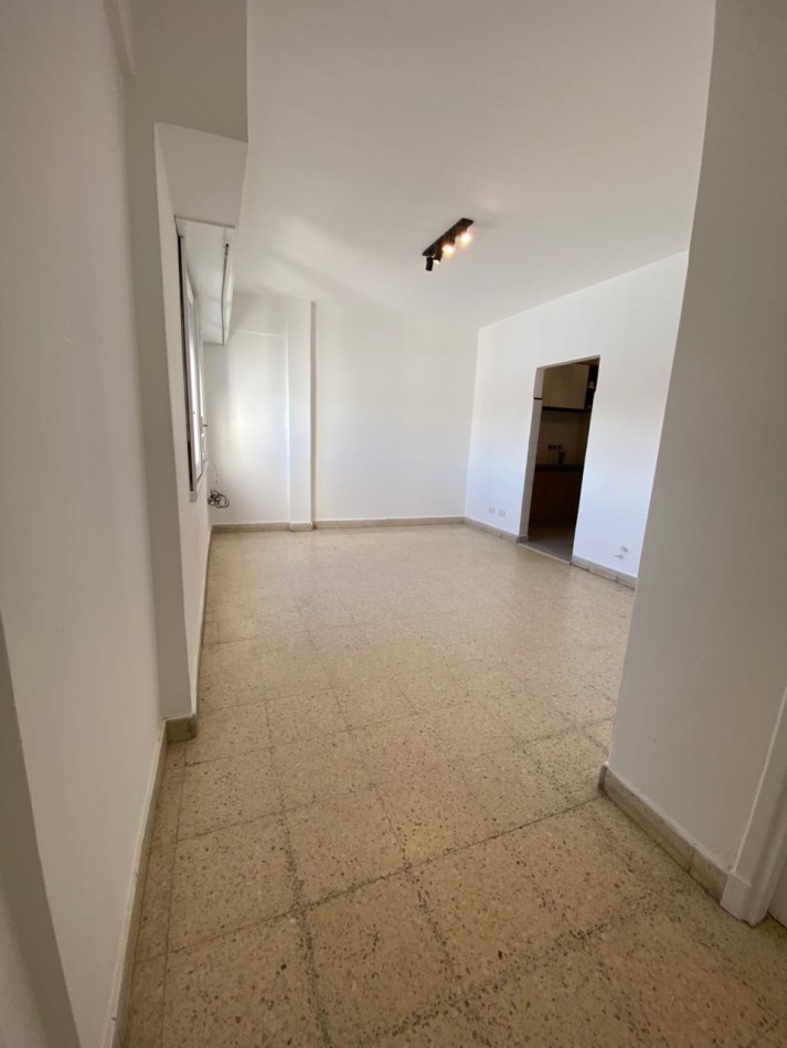 VENTA - DEPTO TRES AMBIENTES EN SEMIPISO - CONTRAFRENTE ABIERTO