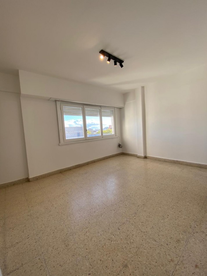 VENTA - DEPTO TRES AMBIENTES EN SEMIPISO - CONTRAFRENTE ABIERTO