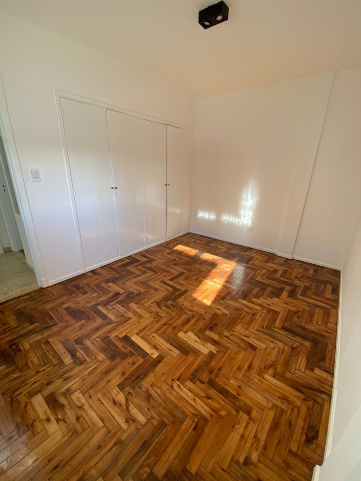 VENTA - DEPTO TRES AMBIENTES EN SEMIPISO - CONTRAFRENTE ABIERTO
