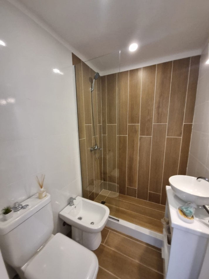 VENTA - DEPTO TRES AMBIENTES - FRENTE - BALCON